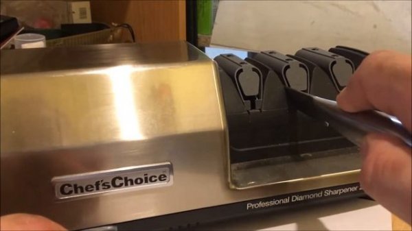 Заточка ножа на профессиональной ножеточке CHEF’S CHOICE