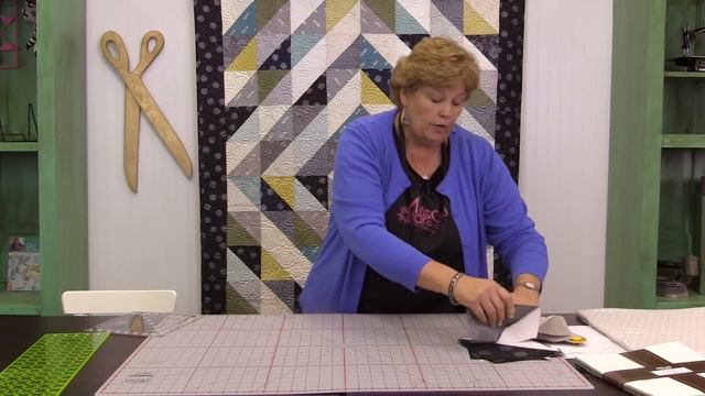Make a Half Square Triangles Around the World Quilt with Jenny Doan of Missouri Star! смотреть онлайн