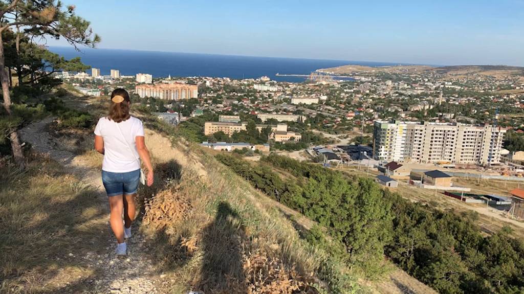 По Крыму пешком на Лысую гору и с неё на старинные улицы Феодосии смотреть онлайн