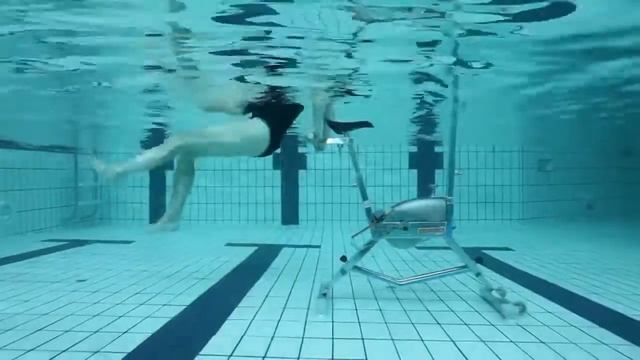 Тренировка на водном велотренажере Waterflex с использованием ручки для тренинга смотреть онлайн