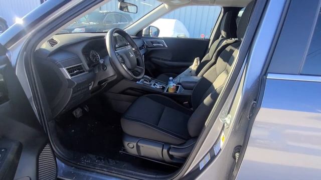 A look at our gorgeous 2022 Mitsubishi Outlander LE -non premium S-AWC!! смотреть онлайн