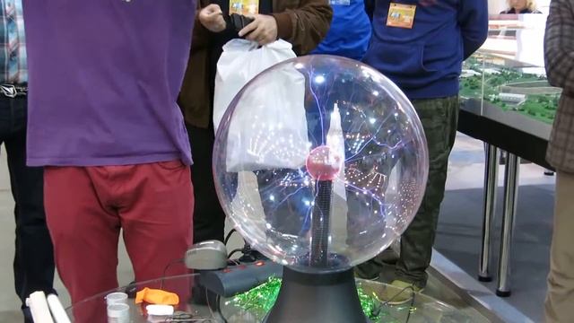 Тесла-шоу - эксперименты с электричеством - Экспериментаниум смотреть онлайн