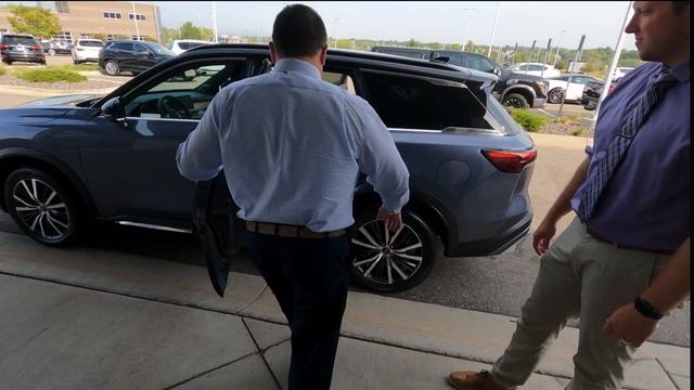 2nd & 3rd Row Seating Test: 2022 INFINITI QX60 смотреть онлайн