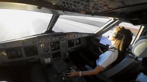 Красивая девушка пилот управляет огромным самолетом Airbus A321