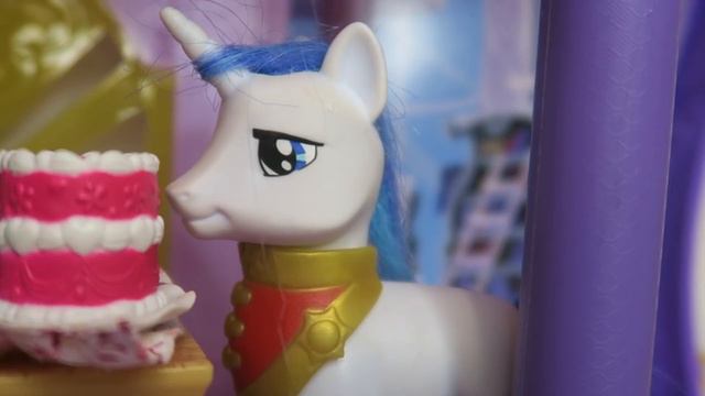 Shining Armor and Luna go on a Date смотреть онлайн