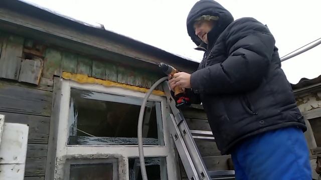 Монтаж уличного кабеля и ремонт фонаря. смотреть онлайн