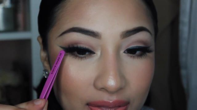 How To: Apply False Lashes Tutorial смотреть онлайн