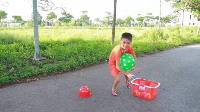 KuMin Learn Colors With Balloons And Play Team Game Jump Children Song смотреть онлайн