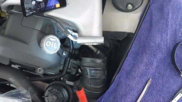 Changing the Oil Filter on an Aston Martin DB9 смотреть онлайн