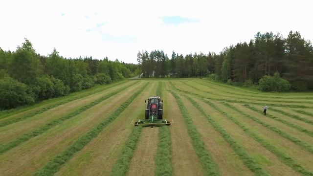 Валкообразователь Agronic WR500 и трактор Valtra смотреть онлайн