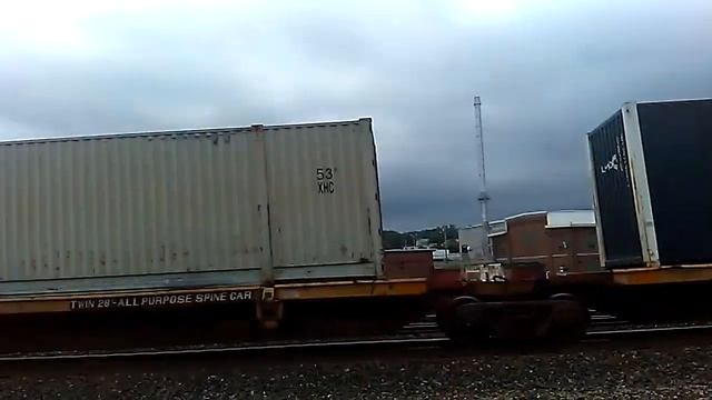 CSX SD70MAC trailing on a CSX intermadal смотреть онлайн