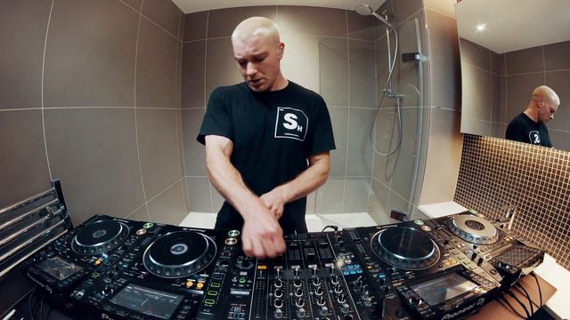 Butterfly Effect x Sinfonia Della Notte - 60 Minutes in the Bathroom, London UK смотреть онлайн