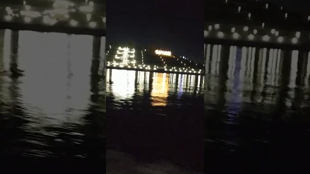 Красота ночной набережной Барнаула с воды смотреть онлайн