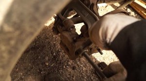 Замена задних тормозных колодок Киа Спектра.