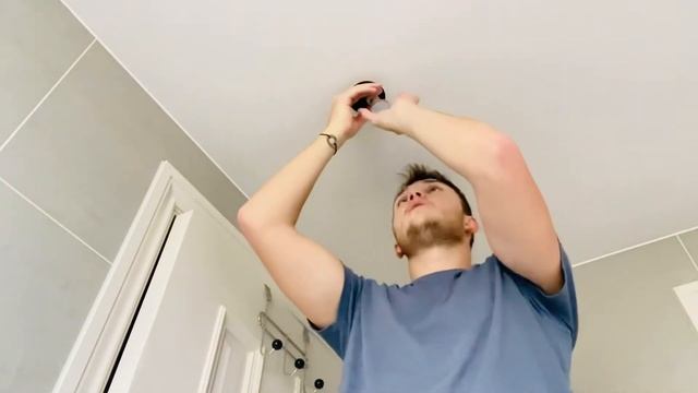 Guide to replacing a ceiling spot light bulb - LED bulb смотреть онлайн