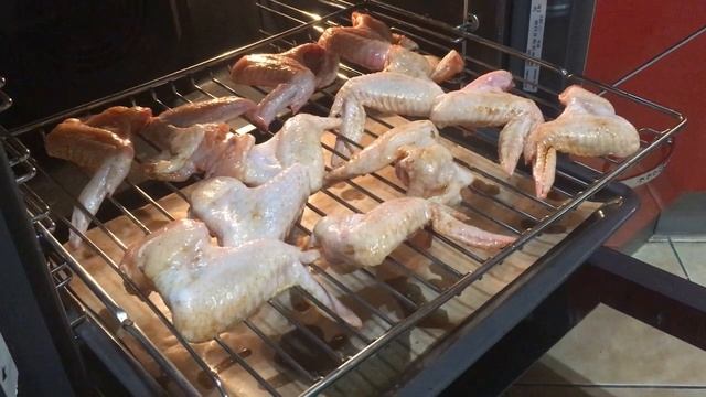Медовые куриные крылья в духовке смотреть онлайн