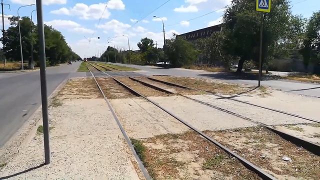 Ожидаю трамвай на остановке "Заводоуправление", Красноармейский район, Волгоград смотреть онлайн