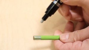 Mirror marker on the pencil. Зеркальный маркер делает зеркальным карандаш.