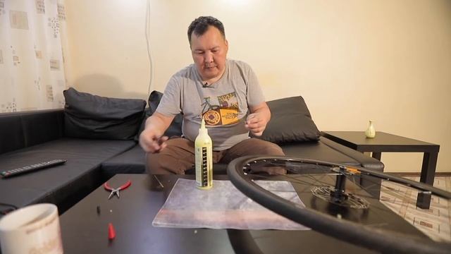 Как залить в камеру антипрокольный герметик смотреть онлайн