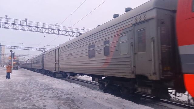 отправление электровоза ЭП2к-054 с поездом Владивосток-Москва со станции Екатеринбург смотреть онлайн