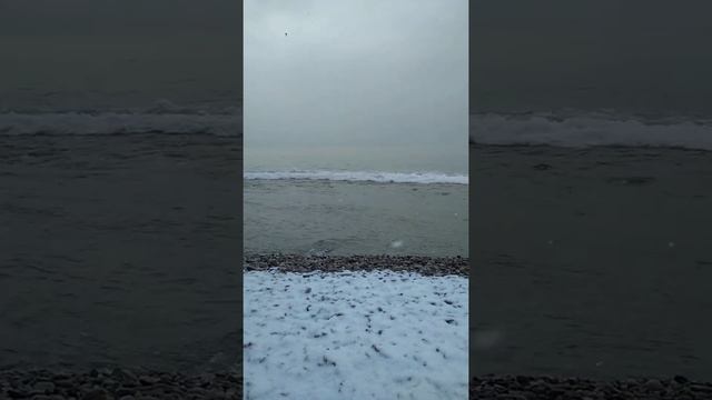 Зимний пляж в п.Ольгинка Туапсинского района (релакс) #Shorts смотреть онлайн