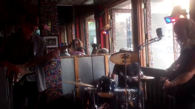 Im On Fire live @ The Dizzy Rooster Austin Tx смотреть онлайн