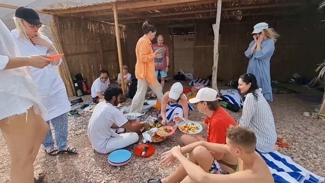 Бедуинский обед в пустыне Расс Абу Галума, Красное Море, Синай, Египет. смотреть онлайн