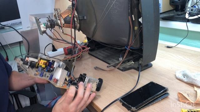 Старичок LG в ремонт. Кинескопный телевизор, полосы при ударе и не всегда включается. смотреть онлайн