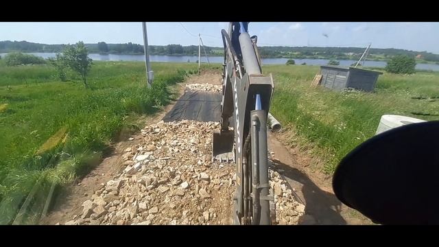 Отсыпка дороги, планировка участка экскаватором-погрузчиком смотреть онлайн