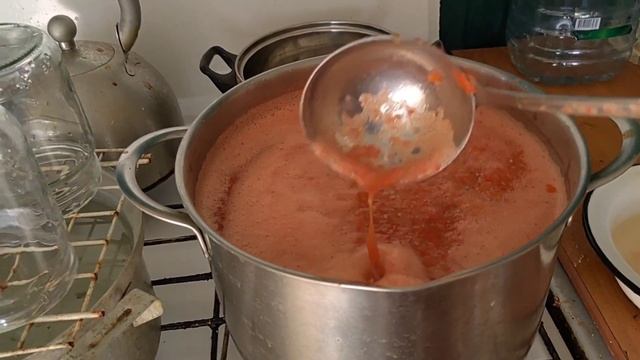 Спасаемся от жары в бассейне. Варю томат. Консервирую новым закаточным ключом. смотреть онлайн
