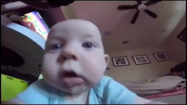 Малыш ест камеру, в котором видеозапись о том, как он ест камеру, в котором...10 минут!