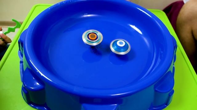 Infinity Nado Бейблейд Новые волчки Shadow Shark VS Delver Mecha Игра сын против папы BeyBlade смотреть онлайн