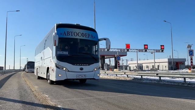 Туристов перевезли по международному мосту через Амур