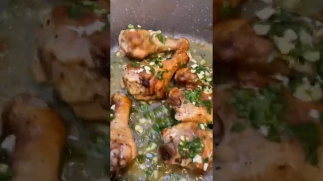 Куриные голени с чесноком и зеленью + бомбическая картоха смотреть онлайн