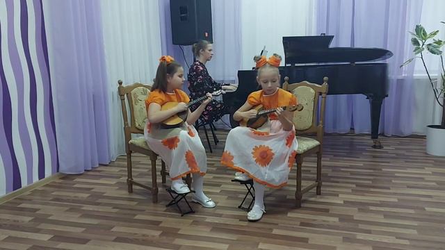 ансамбль домристов в составе Ксении Бобко и Карины Холевинской Р.Телепнёв "Неторопливая полька" смотреть онлайн