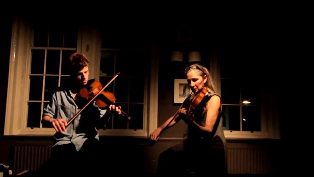 Jon Doran and Fiona Finden at The Bridge - Tie em Up (Geoff Lakeman, arranged by Jon and Fiona) смотреть онлайн
