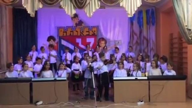 Мотенька поет и играет соло на выпускном в детском саду смотреть онлайн