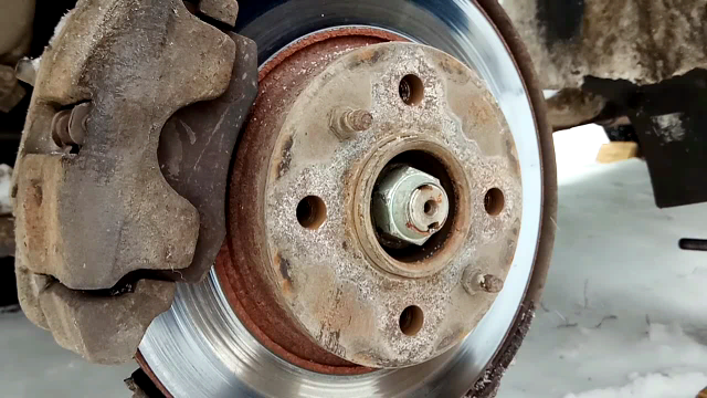 Как выкрутить направляющий колеса с облизаной гранью?