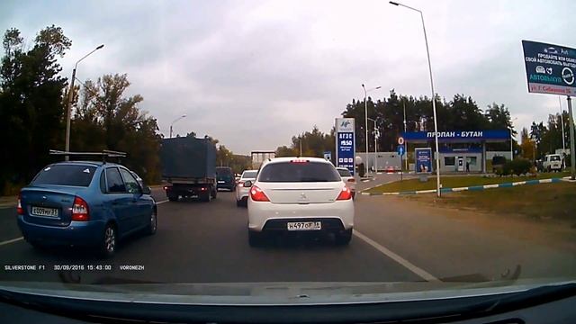 Фольксваген Х079ХХ36 и Киа О591ХР36 по обочине на Героев Сибиряков смотреть онлайн