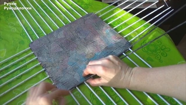 Как утилизировать остатки газетных трубочек. Способ 1.Плету короб с картонным дном. смотреть онлайн