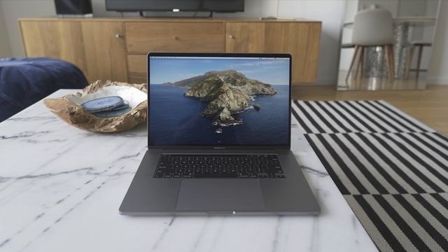 SILVER Vs SPACE GREY Macbook Pro - Which Would You Keep?