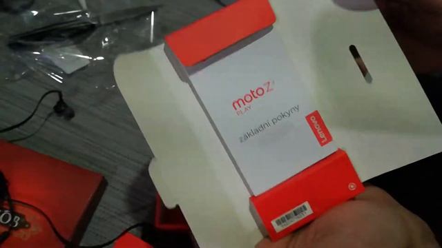 MOTO Z2 распаковка от непонимающих людей , снятая на телефон да ещё и с матом смотреть онлайн
