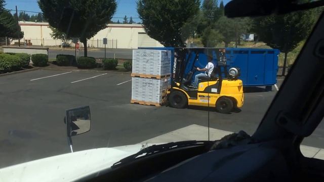 Еду в мусор жесть Food thrown in the dumpster смотреть онлайн