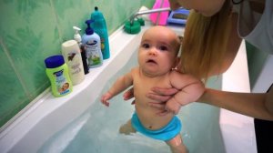 Ребенок ныряет! Купание МЛАДЕНЦА с уточками. Мия, как новорожденный БЭБИ БОН