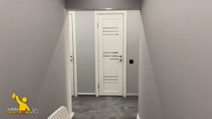 Наносим лак на крашеные стены.