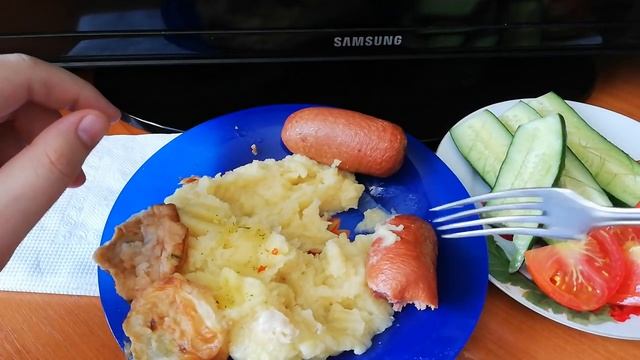 ОБЖОР:КАРТОШКА ПЮРЕ С САРДЕЛЬКАМИ И ЖАРЕНЫМИ КАБАЧКАМИ С ЧЕСНОКОМ.(ОСТОРОЖНО НЕНОРМАТИВНАЯ ЛЕКСИКА!