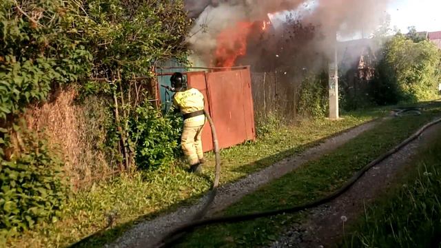 Пожар. Горит дача. Приехали пожарные. смотреть онлайн