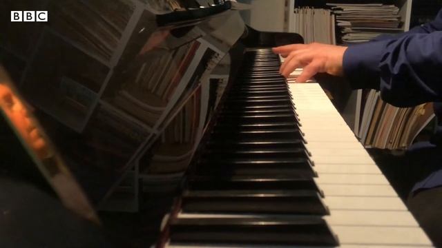 Classic British TV sports themes on the piano смотреть онлайн