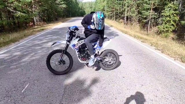 ОБЗОР НА МОТОЦИКЛ BSE Z1.ЛУЧШИЙ МОТОЦИКЛ ДЛЯ НОВИЧКА?! смотреть онлайн