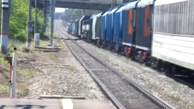 "Коротенький" ВЛ80С-1109 с грузовым поездом следует о.п Левченко смотреть онлайн